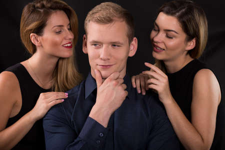 Reizvolles Junges Mädchen Wird Mit Einer Anderen Mädchen Verführt Reizvolles Junges Mädchen Wird Mit Einer Anderen Mädchen Verführt